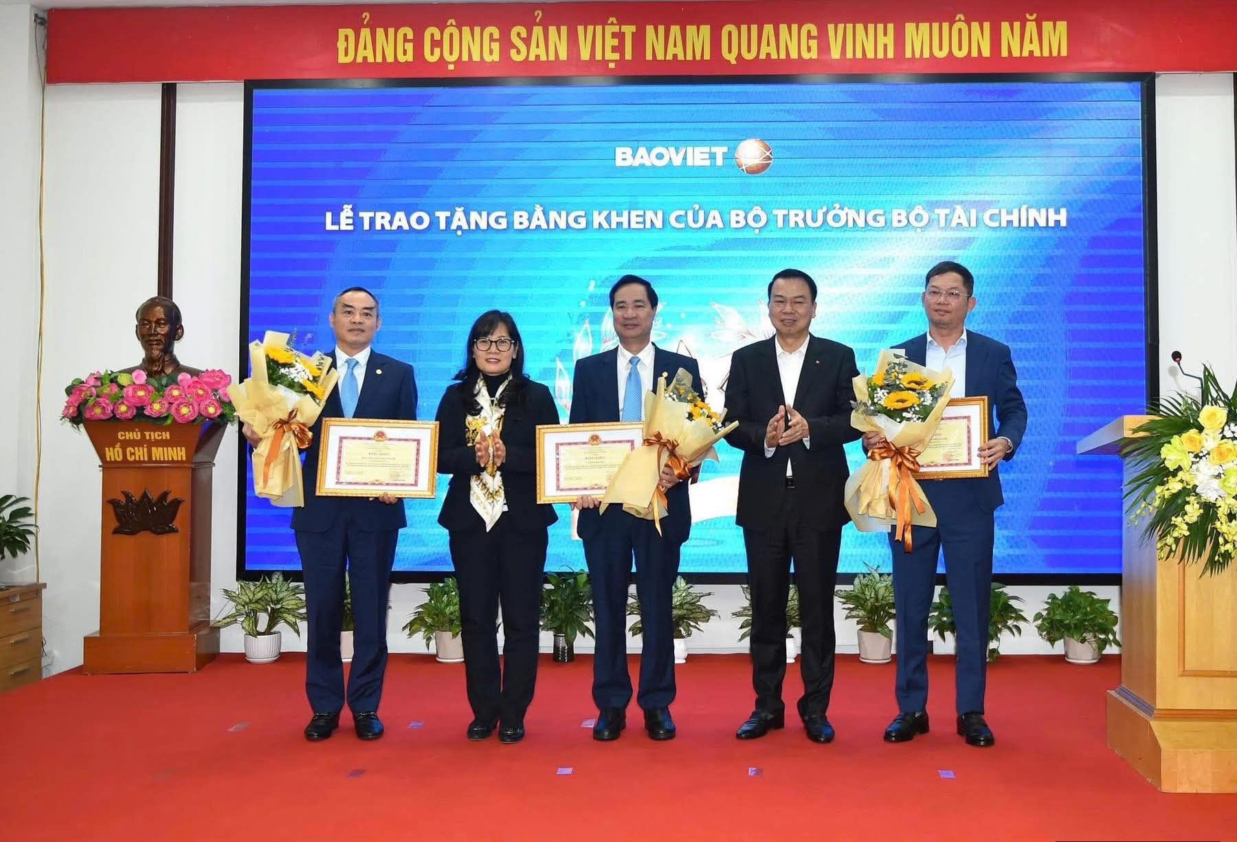 Bảo hiểm Bảo Việt vinh dự nhận Bằng khen của Bộ Tài chính khen thưởng doanh nghiệp có thành tích xuất sắc. Ảnh: Bảo hiểm Bảo Việt.