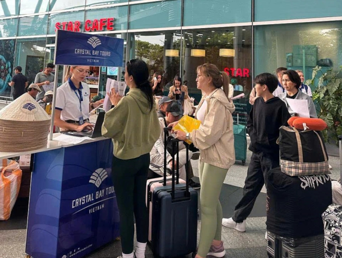Du khách được nhân viên Crystal Bay tiếp đón tại sân bay. Ảnh: CBAir.