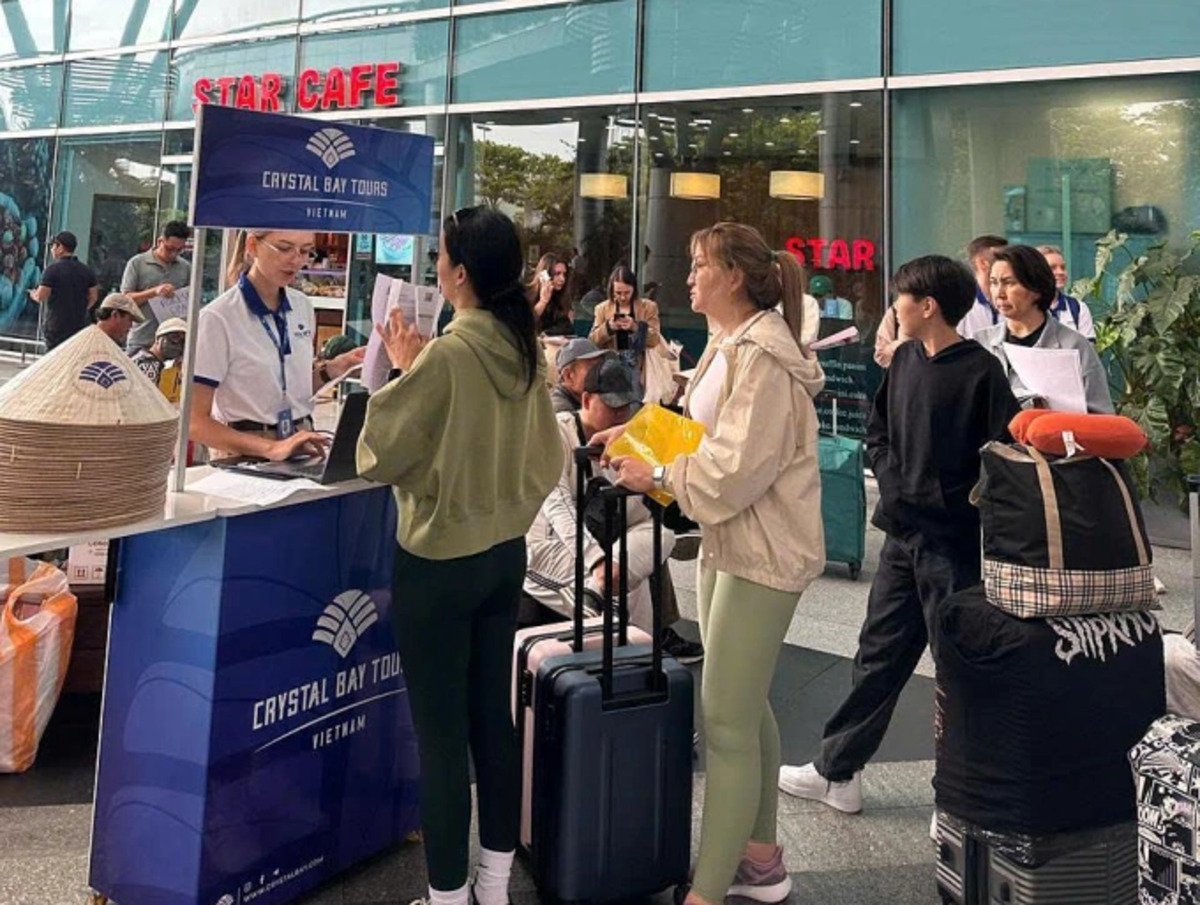 Du khách được nhân viên Crystal Bay tiếp đón tại sân bay.&nbsp;Ảnh:&nbsp;CBAir.