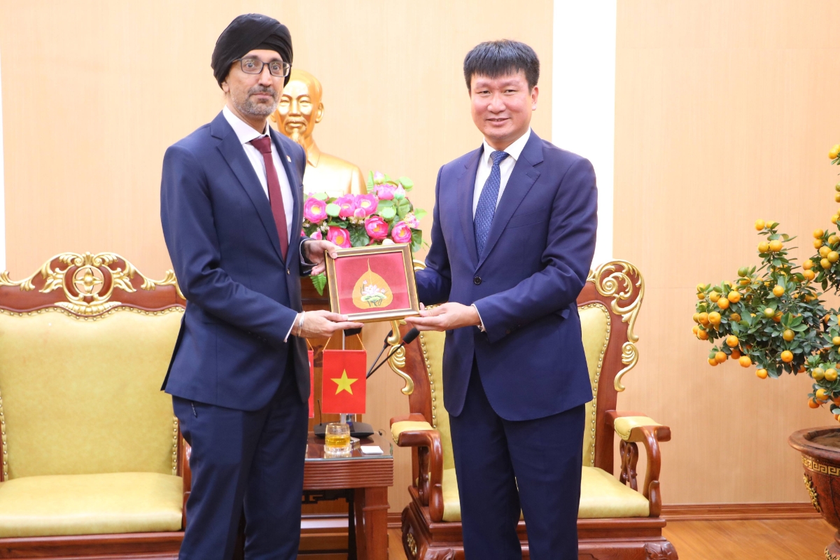 Chủ tịch UBND tỉnh Ninh Bình Trần Huy Tuấn trao quà lưu niệm cho Ngài Rajpal Singh, Đại sứ đặc mệnh toàn quyền nước Cộng hòa Singapore tại Việt Nam. Ảnh: An Na