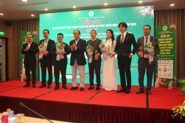 Tổng hội Nông nghiệp và Phát triển nông thôn trao kỷ niệm chương cho các doanh nghiệp nông nghiệp đi đầu trong chuyển đổi số, chuyển đổi xanh. Ảnh: Chu Khôi.