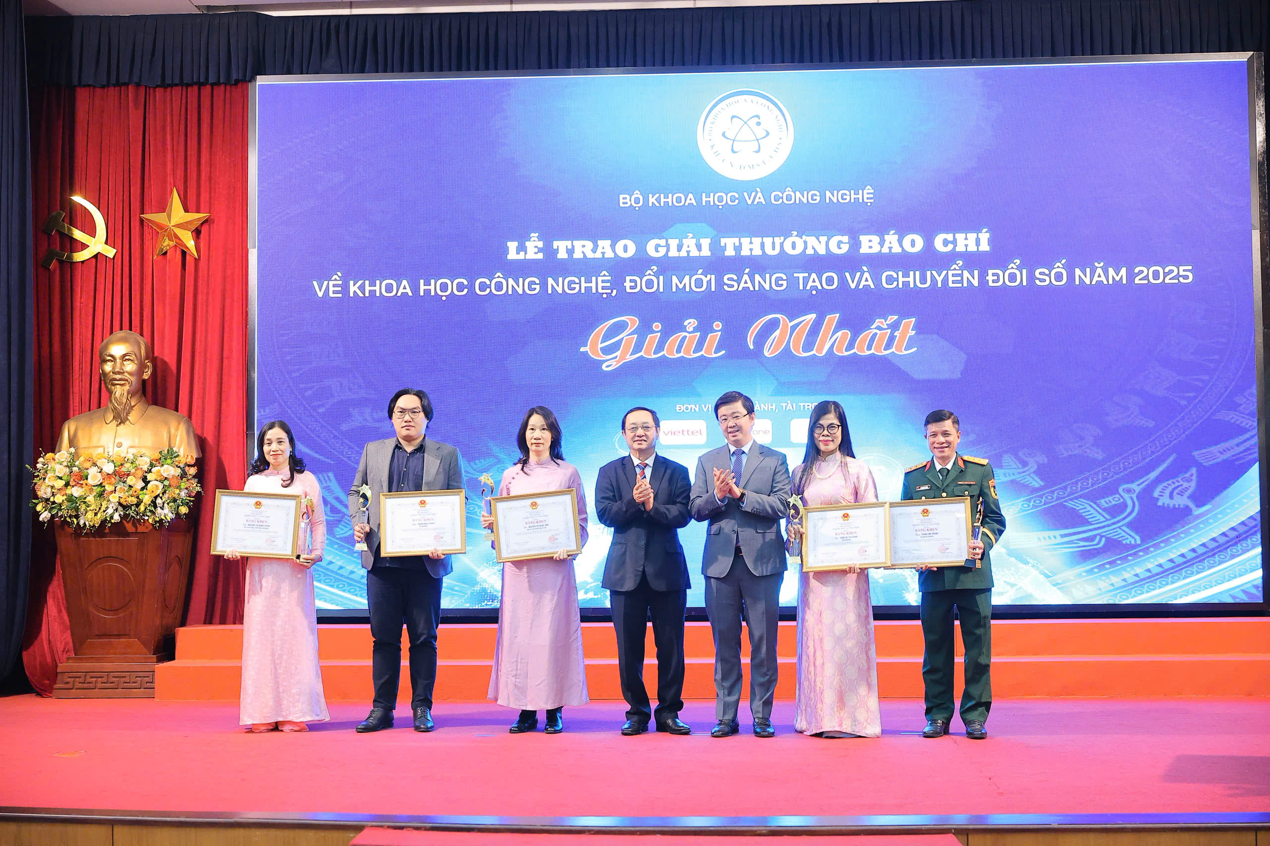 Các tác giả, đại diện nhóm tác giả đạt giải nhất Giải thưởng báo chí về khoa học, công nghệ, đổi mới sáng tạo và chuyển đổi số năm 2025.