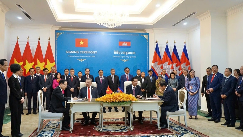 Ký kết Thỏa thuận hợp tác giữa Bộ Ngoại giao Việt Nam và Ban Đối ngoại Trung ương Đảng Nhân dân Campuchia. Ảnh: TTXVN
