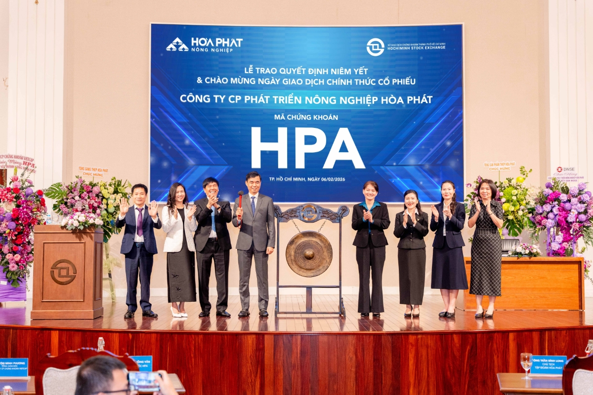 Lễ trao quyết định niêm yết cổ phiếu Nông nghiệp Hòa Phát.