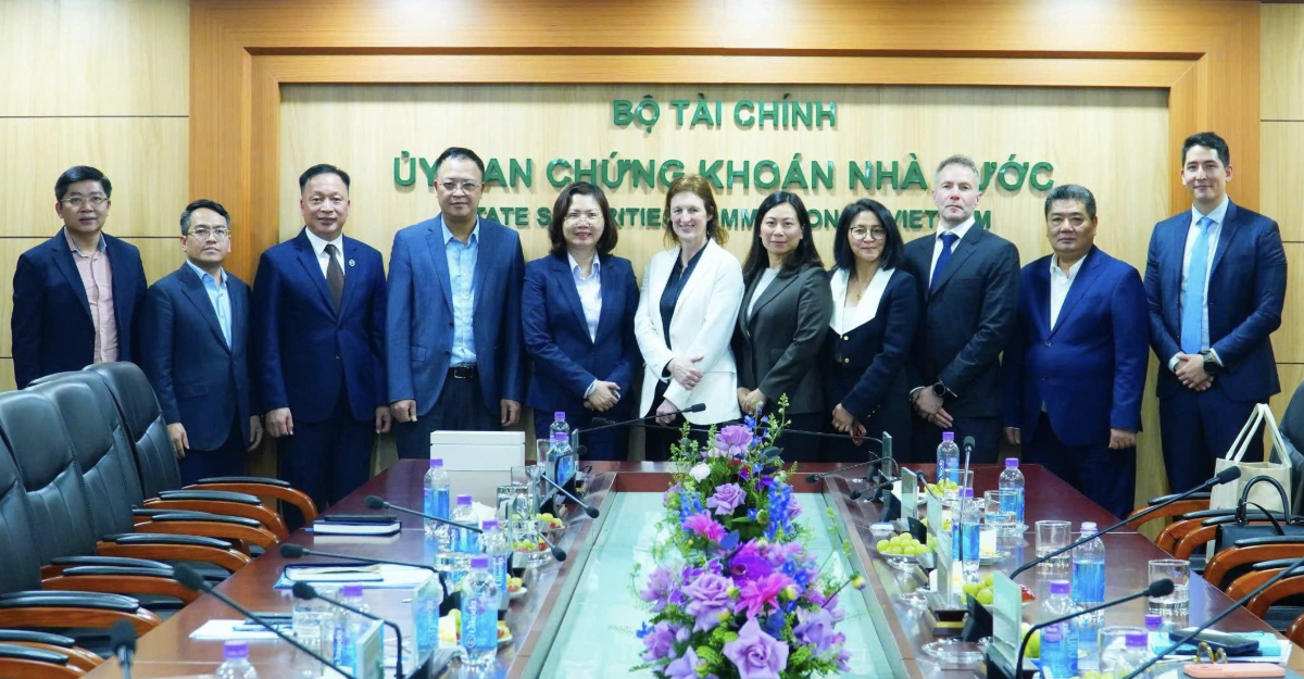 Chiều ngày 05/02/2026, tại trụ sở, Chủ tịch Ủy ban Chứng khoán Nhà nước Vũ Thị Chân Phương đã tiếp và làm việc với bà Fiona Bassett, Tổng Giám đốc FTSE Russell.