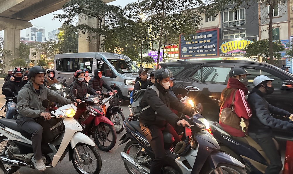 <i>Hà Nội và TP.HCM đang triển khai các giải pháp để hạn chế các phương tiện dùng động cơ đốt trong.</i>