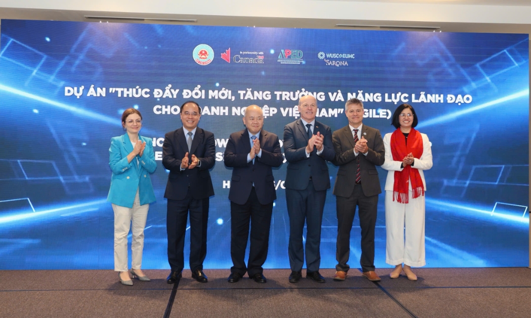 Đại diện Việt Nam và Canada chụp ảnh tại sự kiện.