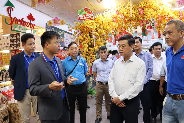 Phó Chủ tịch UBND TP.Hồ Chí Minh Nguyễn Văn Dũng kiểm tra tại siêu thị MM Mega Market An Phú - Ảnh: Cổng thông tin điện tử TP. Hồ Chí Minh.