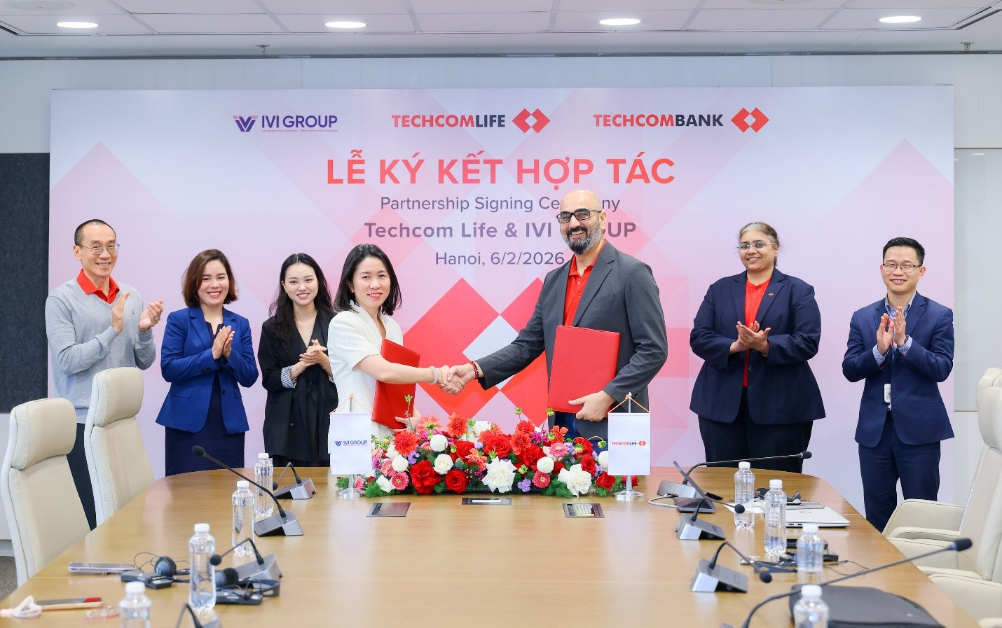 Đại diện Techcom Life và IVI Group ký kết hợp tác phát triển dịch vụ chăm sóc sức khỏe số tích hợp trong bảo hiểm nhân thọ.