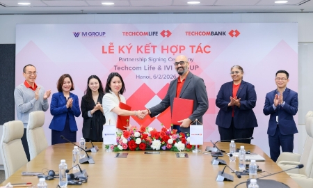 Đại diện Techcom Life và IVI Group ký kết hợp tác phát triển dịch vụ chăm sóc sức khỏe số tích hợp trong bảo hiểm nhân thọ.