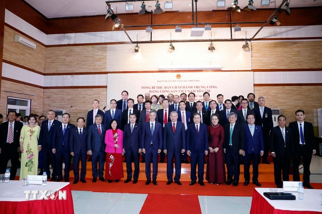 Tổng Bí thư Tô Lâm với cán bộ, nhân viên Đại sứ quán và cộng đồng người Việt Nam tại Campuchia. Ảnh: TTXVN.