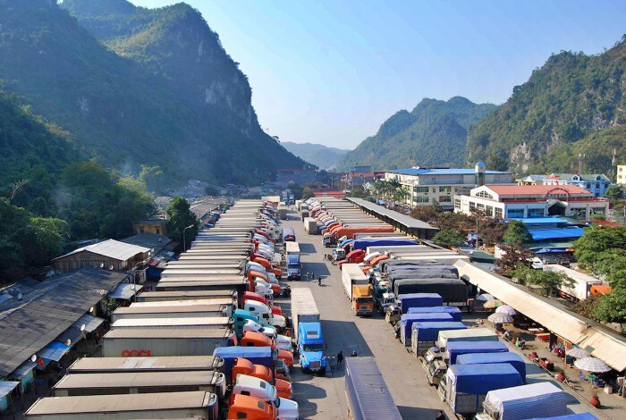 Chỉ trong vài ngày cuối tháng 1/2026, hơn 300.000 tấn thực phẩm nhập khẩu bị ùn ứ, với hơn 1.300 phương tiện mắc kẹt tại các cửa khẩu.