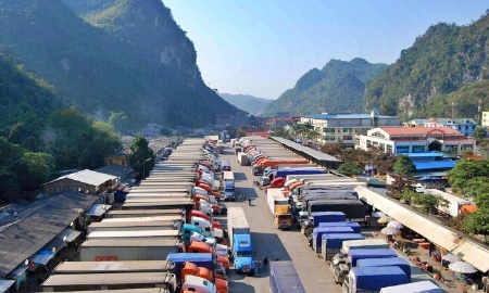Chỉ trong vài ngày cuối tháng 1/2026, hơn 300.000 tấn thực phẩm nhập khẩu bị ùn ứ, với hơn 1.300 phương tiện mắc kẹt tại các cửa khẩu.