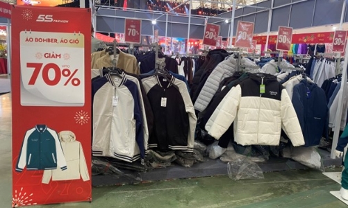 Sản phẩm thời trang giảm giá mạnh tại hội chợ Mùa Xuân 