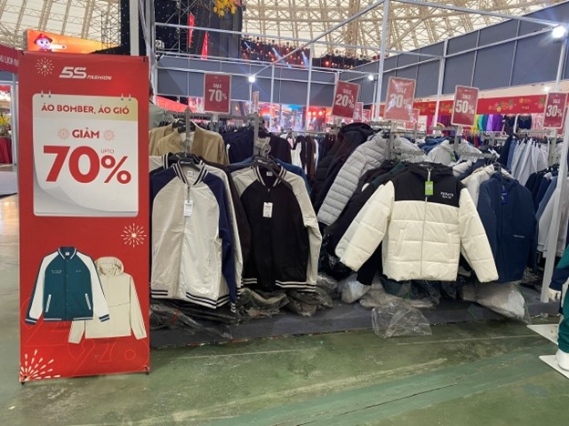 Nhiều mặt hàng thời trang giảm giá sâu, kích cầu mua sắm cuối năm.