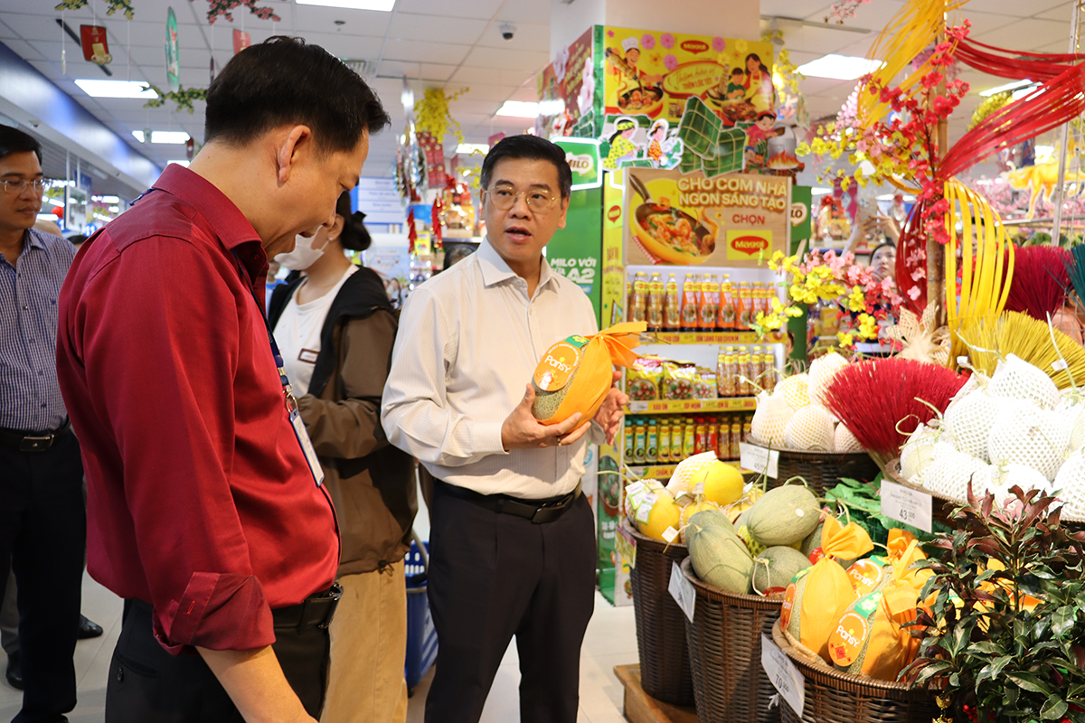 Phó Chủ tịch UBND TP.Hồ Chí Minh Nguyễn Văn Dũng kiểm tra tại&nbsp;Công ty Thương mại Sài Gòn (SATRA) - Ảnh: Cổng thông tin điện tử TP. Hồ Chí Minh.