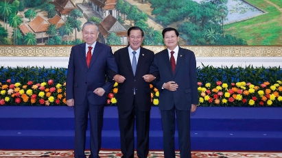 Party chiefs of Vietnam,  Cambodia, Laos meet in Phnom Penh