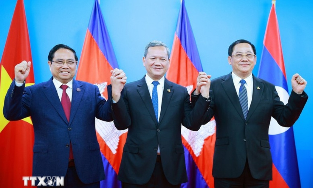 Thủ tướng Phạm Minh Chính và Thủ tướng Vương quốc Campuchia Hun Manet cùng Thủ tướng Lào Sonexay Siphandone - Ảnh: TTXVN