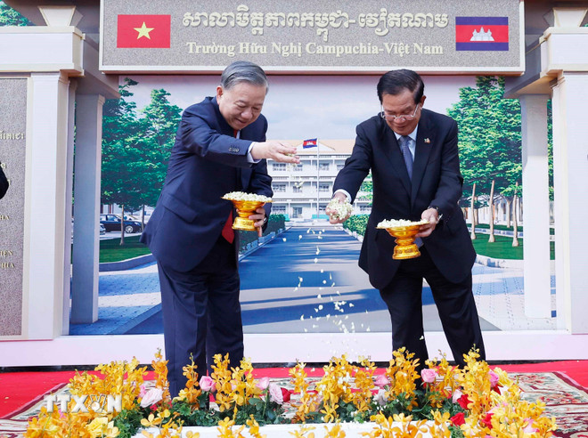 Tổng Bí thư Tô Lâm, Chủ tịch Đảng Nhân dân Campuchia, Chủ tịch Thượng viện Campuchia Samdech Techo Hun Sen thực hiện nghi thức động thổ Trường Hữu nghị Campuchia-Việt Nam. Ảnh: TTXVN
