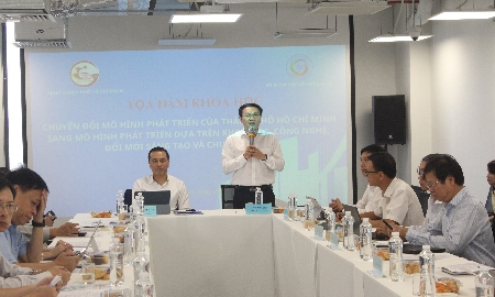 Các chuyên gia tại tọa đàm “Chuyển đổi mô hình phát triển của TP. Hồ Chí Minh sang mô hình phát triển dựa trên khoa học công nghệ, đổi mới sáng tạo và chuyển đổi số”, ngày 5/2.