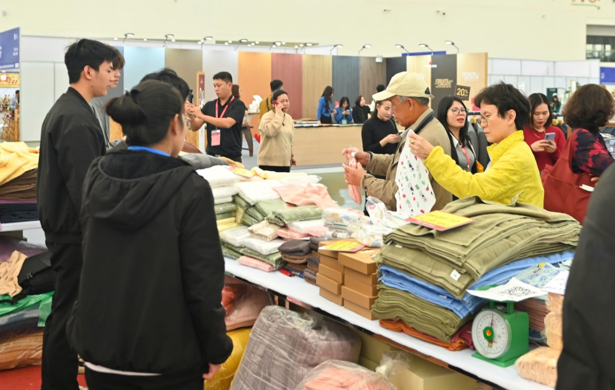 Các mặt hàng thời trang được bán giá ưu đãi, thu hút người dân mua sắm.