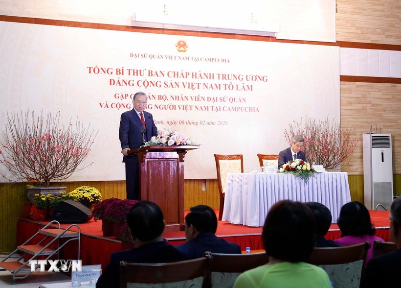 Tổng Bí thư Tô Lâm phát biểu tại cuộc gặp gỡ cán bộ, nhân viên Đại sứ quán và cộng đồng người Việt Nam tại Campuchia. Ảnh: TTXVN.
