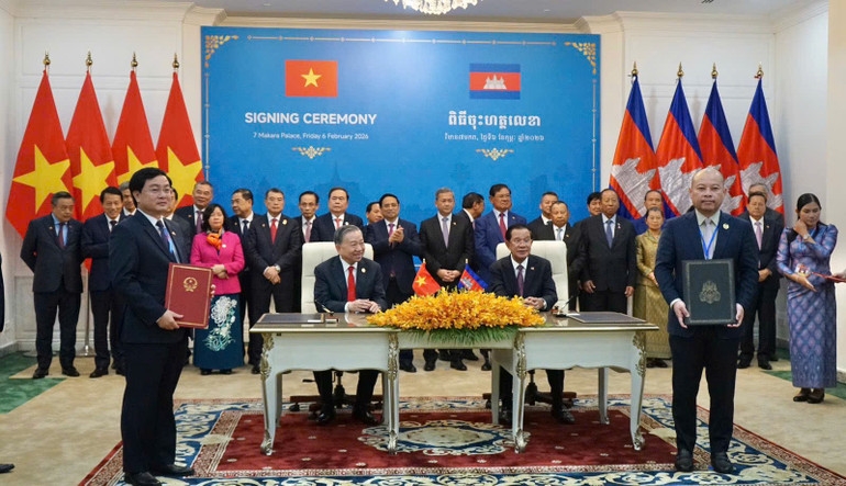 Ký kết Thỏa thuận hợp tác giữa Ủy ban nhân dân tỉnh Tây Ninh và chính quyền tỉnh Svay Rieng. Ảnh: TTXVN