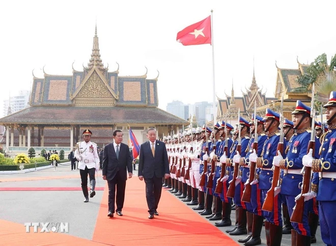 Tổng Bí thư Tô Lâm và Samdech Techo Hun Sen duyệt Đội danh dự Quân đội Hoàng gia Campuchia. Ảnh: TTXVN