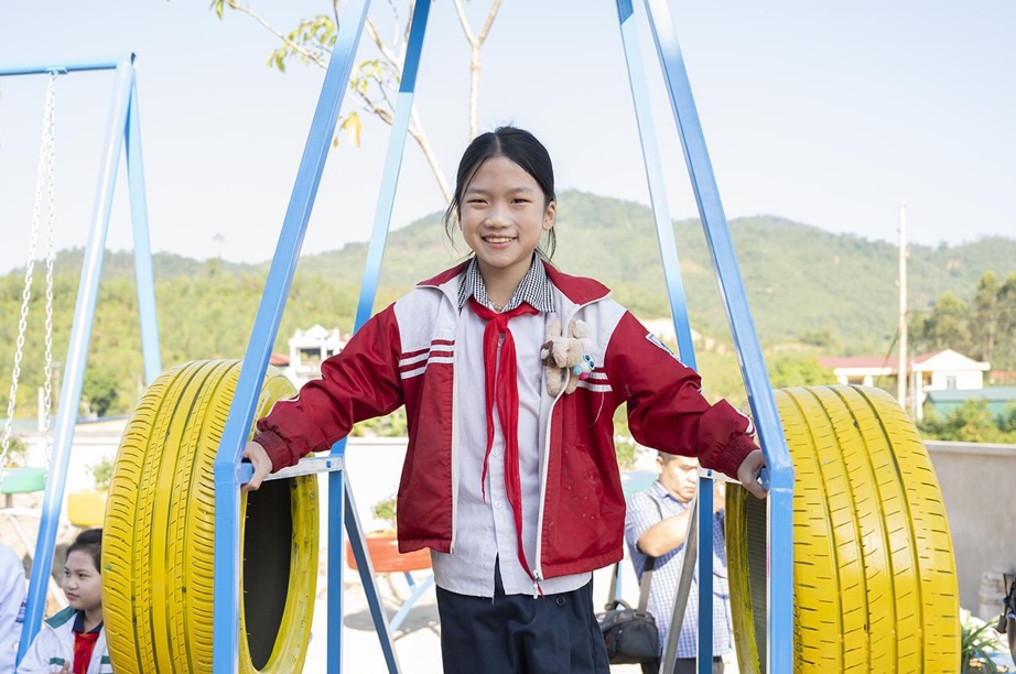 <i>Việc sử dụng các lốp ô tô đã qua sử dụng làm sân chơi cho trẻ em góp phần bảo vệ môi trường sống.</i>