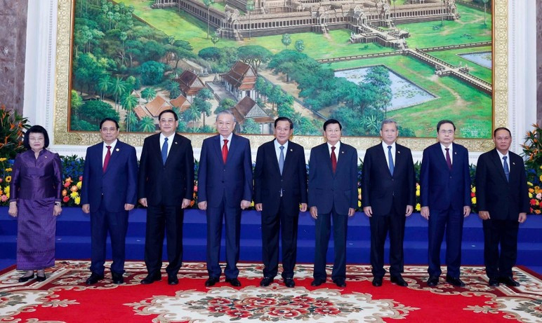 Tổng Bí thư Tô Lâm; Chủ tịch Đảng Nhân dân Campuchia Samdech Techo Hun Sen; Tổng Bí thư, Chủ tịch nước Lào Thongloun Sisoulith cùng lãnh đạo chủ chốt 3 Đảng tại Cuộc gặp. Ảnh: TTXVN.