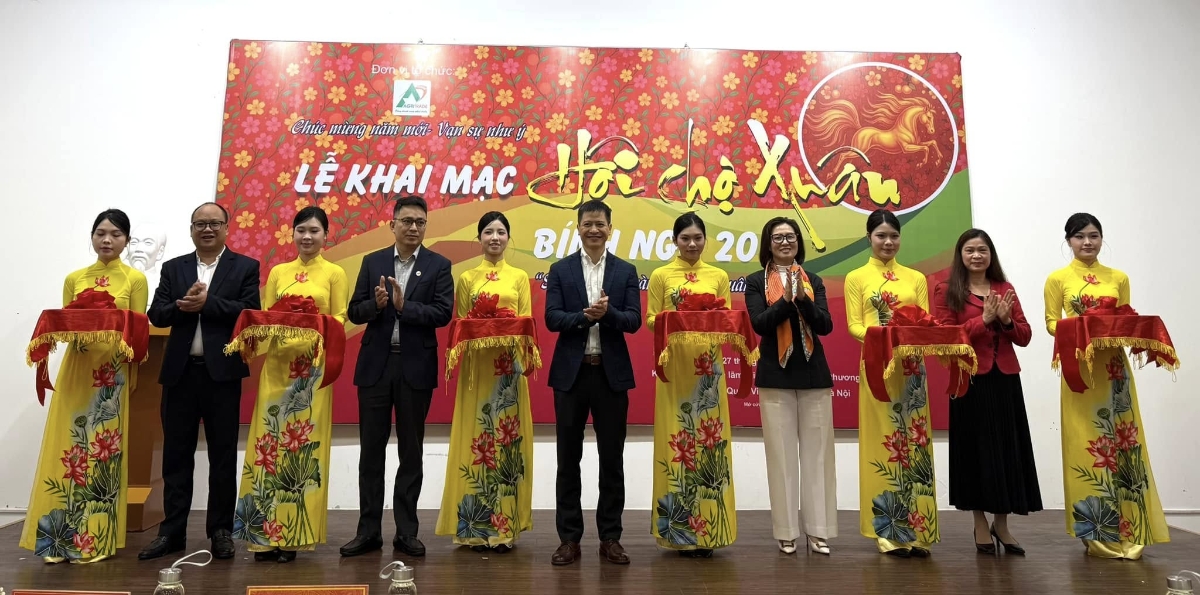 Cắt băng khai mạc Hội chợ Xuân 2026