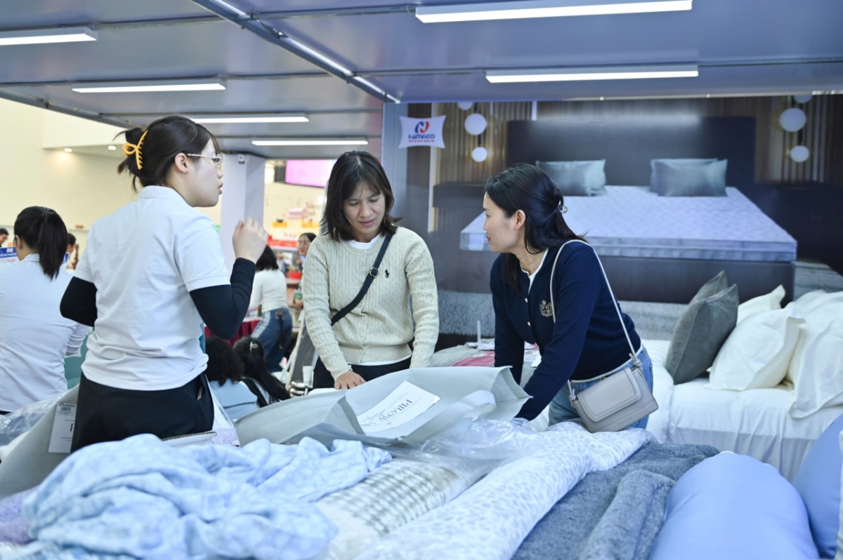 Nhiều sản phẩm đa dạng phục vụ nhu cầu mua sắm của người dân.