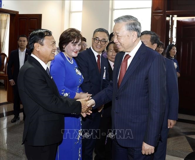 Tổng Bí thư Tô Lâm&nbsp; gặp gỡ cán bộ, nhân viên Đại sứ quán Việt Nam tại Lào và cộng đồng người Việt Nam đang sinh sống, làm việc và học tập tại Lào. Ảnh: TTXVN