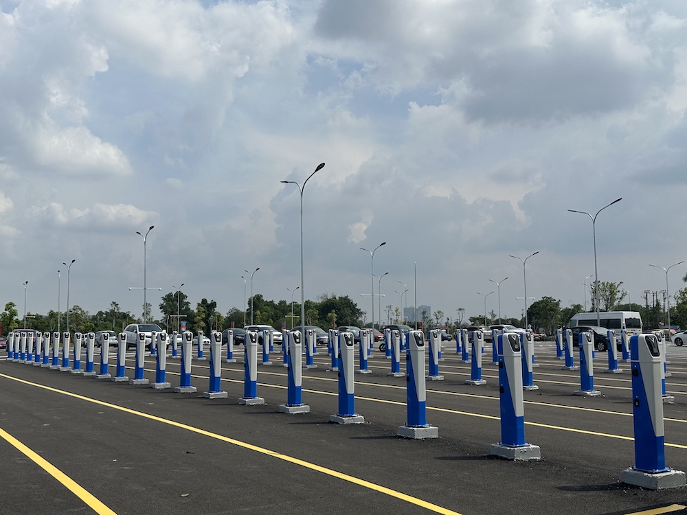 <i>Hệ thống trạm sạc xe máy điện tại Trung tâm Triển lãm Việt Nam (Đông Anh, Hà Nội).</i>