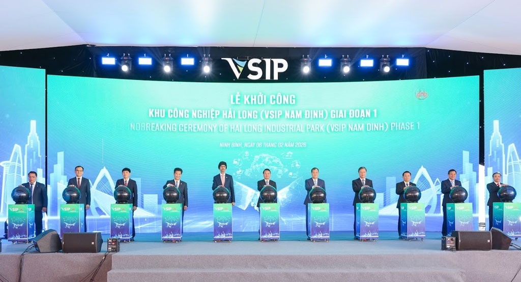 Các đại biểu thực hiện nghi thức bấm nút khởi công Khu công nghiệp Hải Long (VSIP Nam Định) giai đoạn 1. Ảnh: Viết Dư
