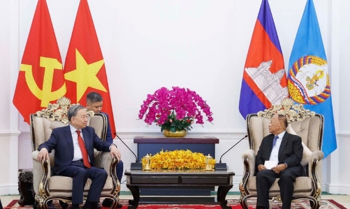 Tổng Bí thư Tô Lâm hội kiến Chủ tịch danh dự CPP Heng Samrin, gặp gỡ cộng đồng người Việt tại Campuchia