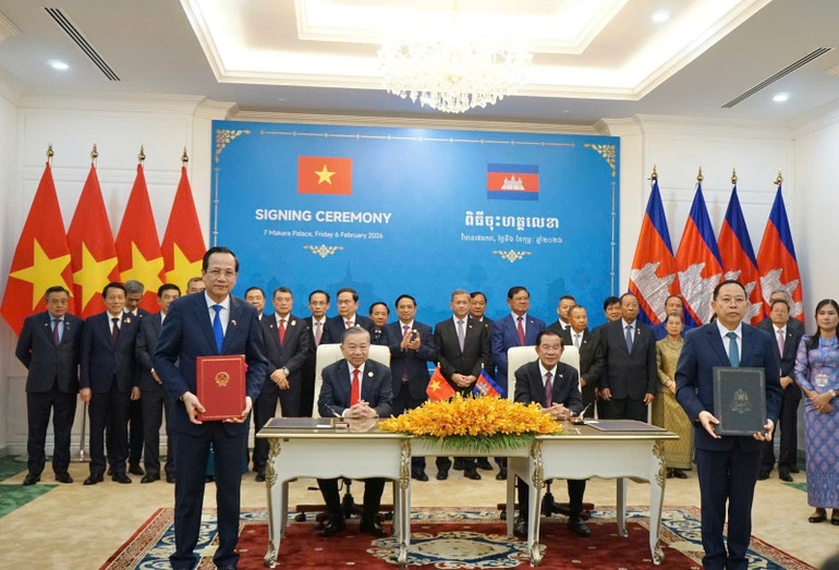 Ký kết Thỏa thuận hợp tác giữa Bộ Dân tộc và Tôn giáo Việt Nam và Bộ Lễ nghi Tôn giáo Campuchia. Ảnh: TTXVN