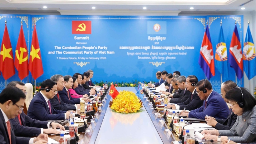 Tổng Bí thư Tô Lâm và Chủ tịch Đảng Nhân dân Campuchia Hun Sen đồng chủ trì Cuộc gặp giữa Bộ Chính trị Đảng Cộng sản Việt Nam và Ban Thường vụ Trung ương Đảng Nhân dân Campuchia. Ảnh: TTXVN
