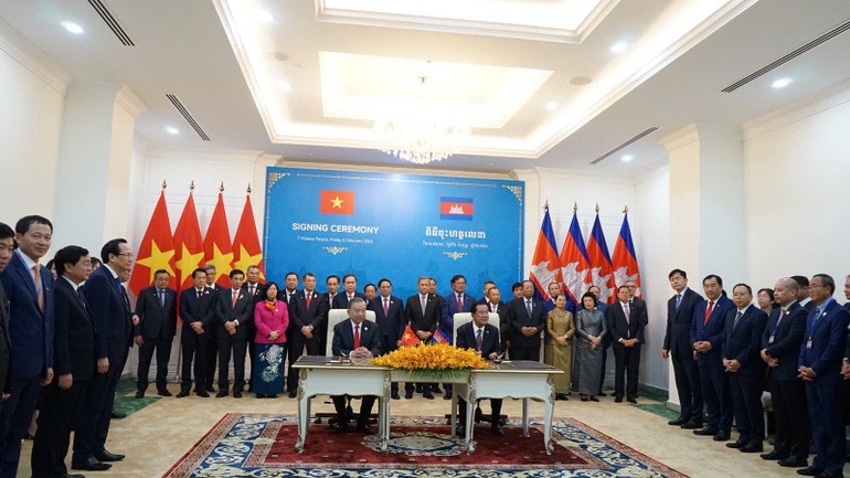 Tổng Bí thư Tô Lâm chứng kiến Lễ ký và trao các văn kiện hợp tác tại Campuchia. Ảnh: TTXVN