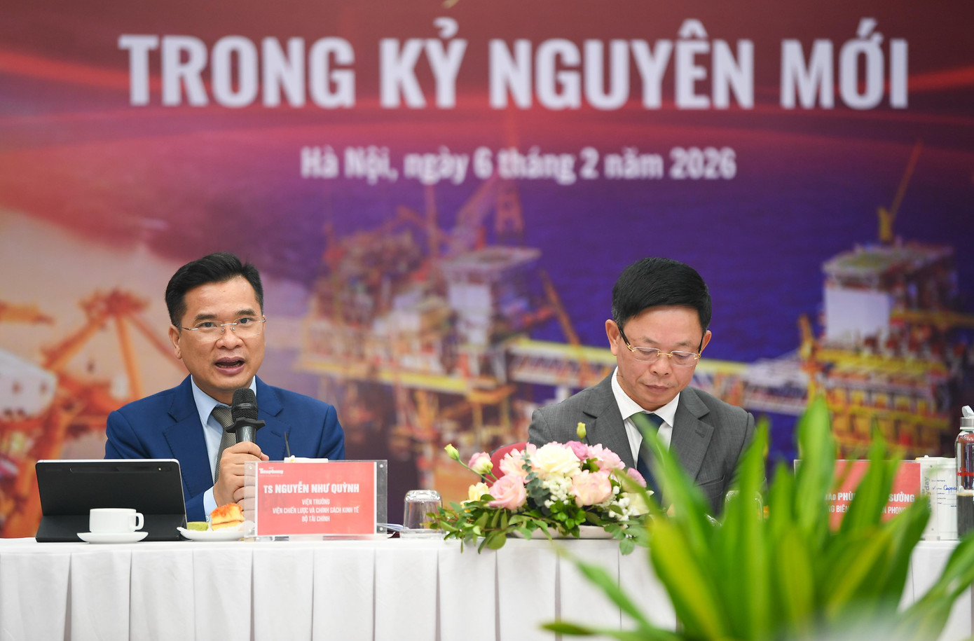 TS. Nguyễn Như Quỳnh, Viện Viện trưởng Viện Chiến lược và Chính sách kinh tế (Bộ Tài chính) và Nhà báo Phùng Công Sưởng, Tổng Biên tập Báo Tiền phong chủ trì Tọa đàm.