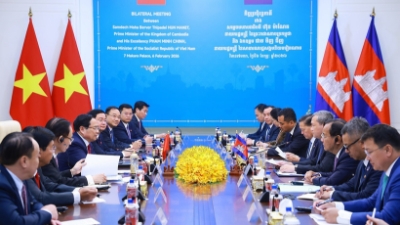 Vietnamese, Cambodian PMs discuss ways to further promote bilateral ties