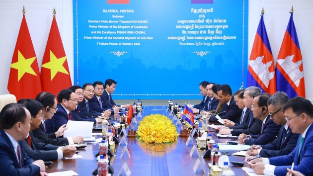 Vietnamese, Cambodian PMs discuss ways to further promote bilateral ties
