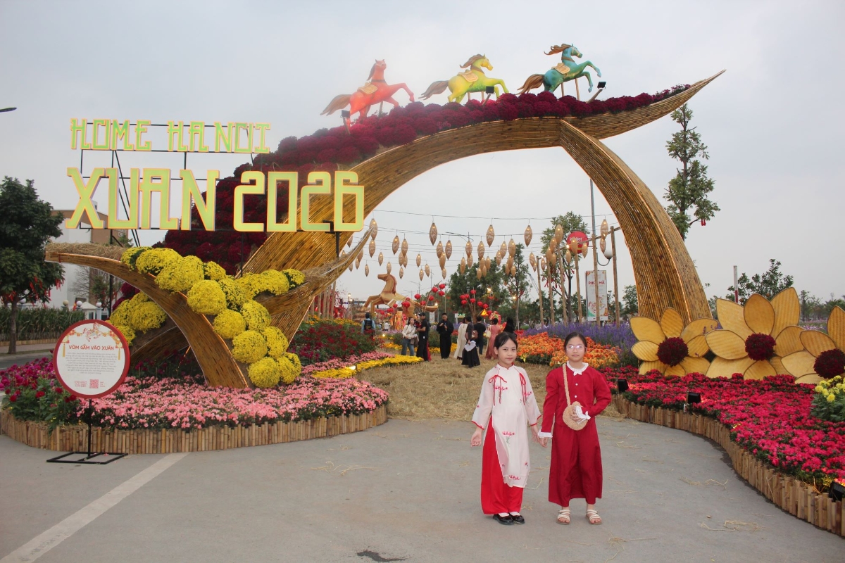 Cổng vào&nbsp;đường hoa xuân&nbsp;Home Hanoi Xuan 2026. Ảnh: Chu Khôi