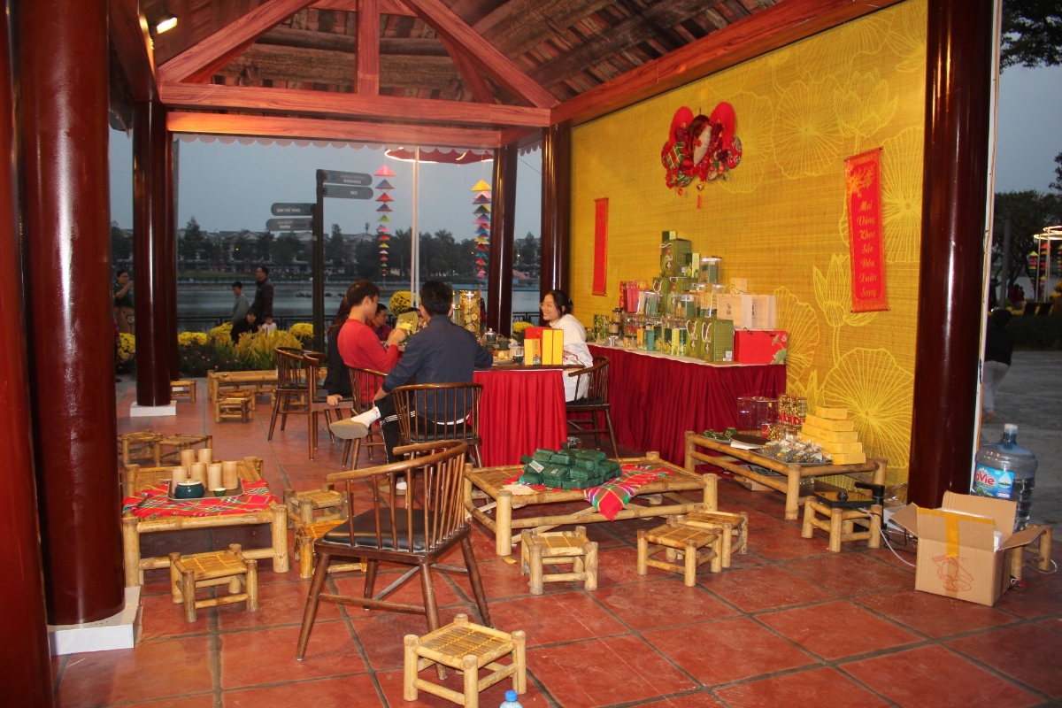 Một gian hàng hội chợ ở Công viên Thiên Văn. Ảnh: Chu Khôi.