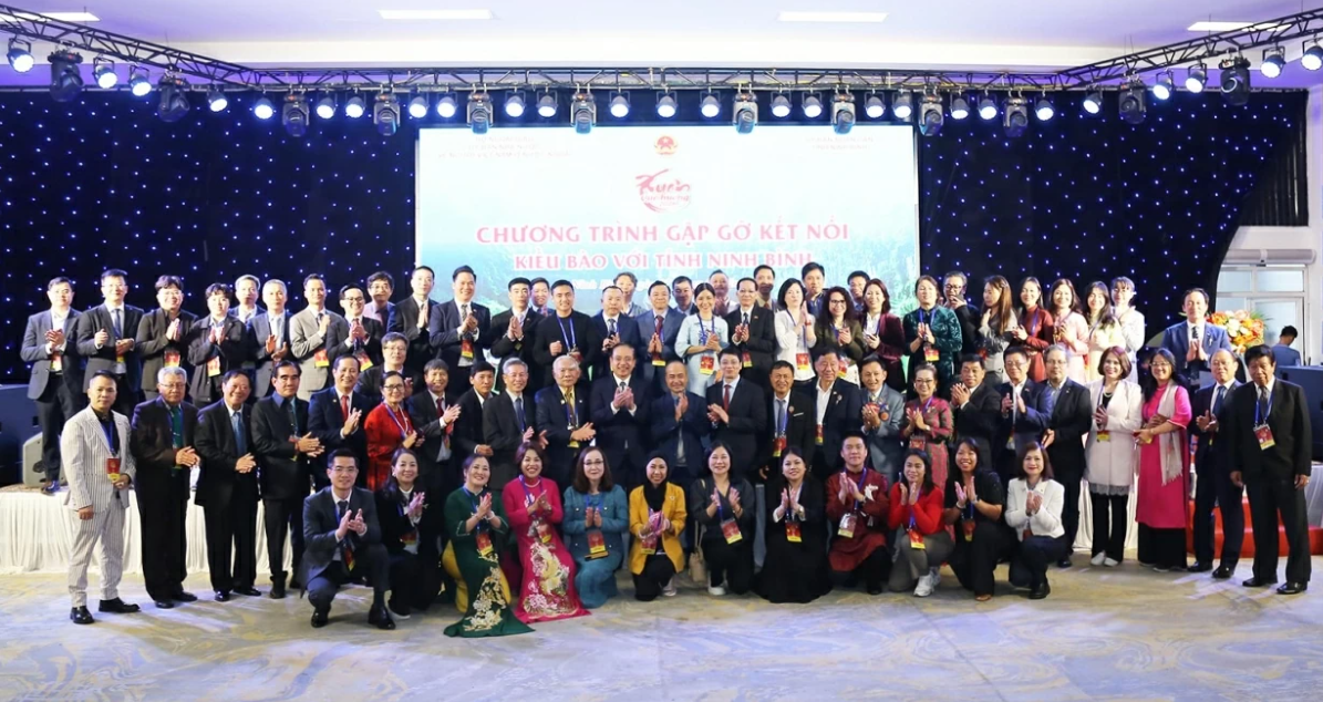 Lãnh đạo UBND tỉnh Ninh Bình chụp ảnh chung cùng đoàn đại biểu kiều bào. Ảnh: Thành Long