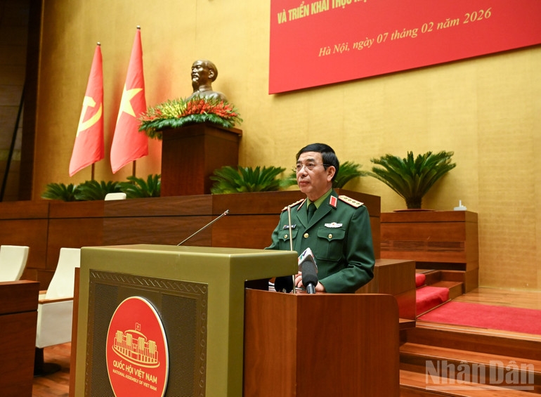 Đồng chí Đại tướng Phan Văn Giang, Ủy viên Bộ Chính trị, Bộ trưởng Quốc phòng truyền đạt chuyên đề tại hội nghị. (Ảnh: DUY LINH)