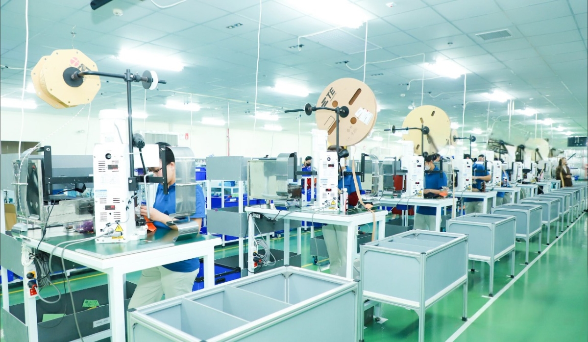 Công nhân làm việc tại nhà máy sản xuất dây dẫn điện cho ô tô của Công ty TNHH JTEC Nghệ An tại KCN VSIP Nghệ An 1, xã Hưng Nguyên. Ảnh: Thành Duy