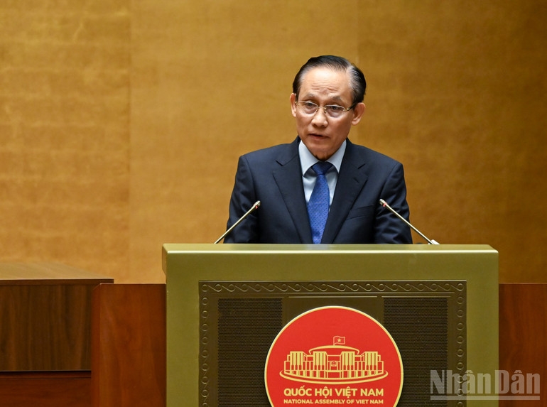 Đồng chí Lê Hoài Trung, Ủy viên Bộ Chính trị, Bộ trưởng Ngoại giao truyền đạt chuyên đề tại hội nghị.