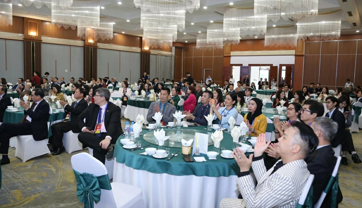 Các đại biểu kiều bào cam kết chung tay góp sức lan tỏa giá trị di sản và tiềm năng phát triển Ninh Bình. Ảnh: Thành Long