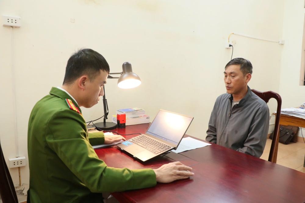 Lực lượng Công an làm việc với Phạm Văn Hùng. Ảnh: Công an Hà Tĩnh